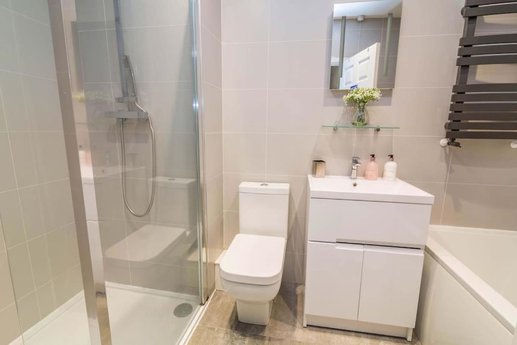 Lovely Home With Four Bedrooms And Private Garden And Parking, Close To Nottingham City Centre Buitenkant foto