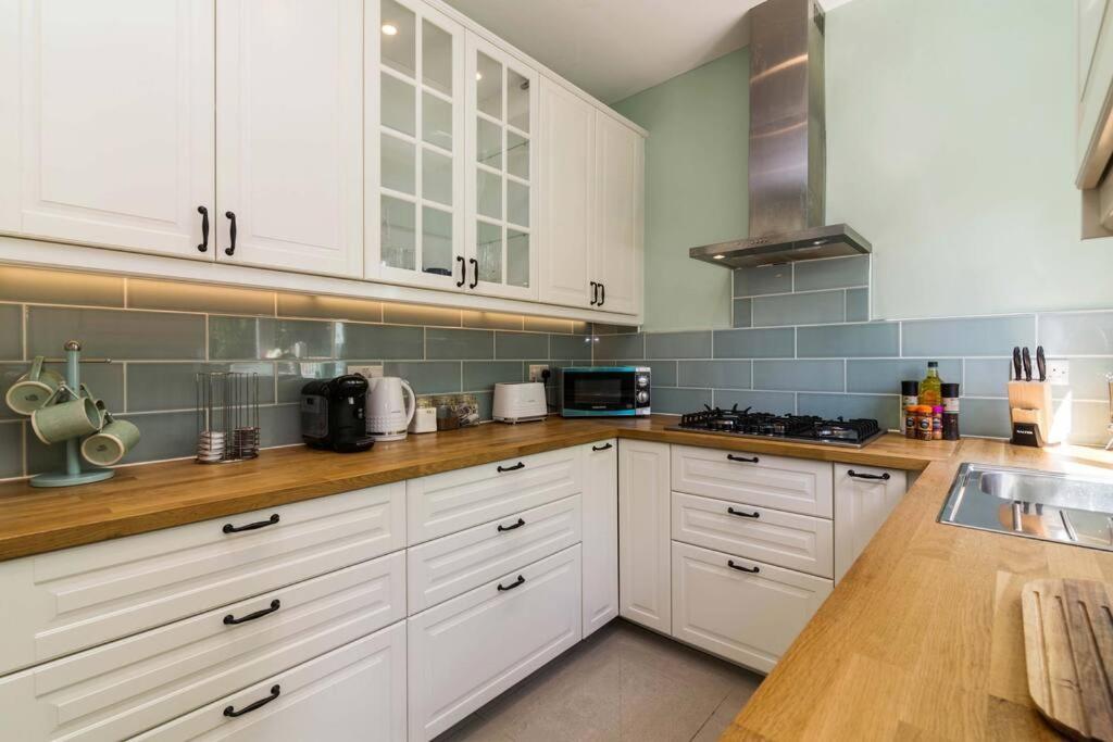 Lovely Home With Four Bedrooms And Private Garden And Parking, Close To Nottingham City Centre Buitenkant foto