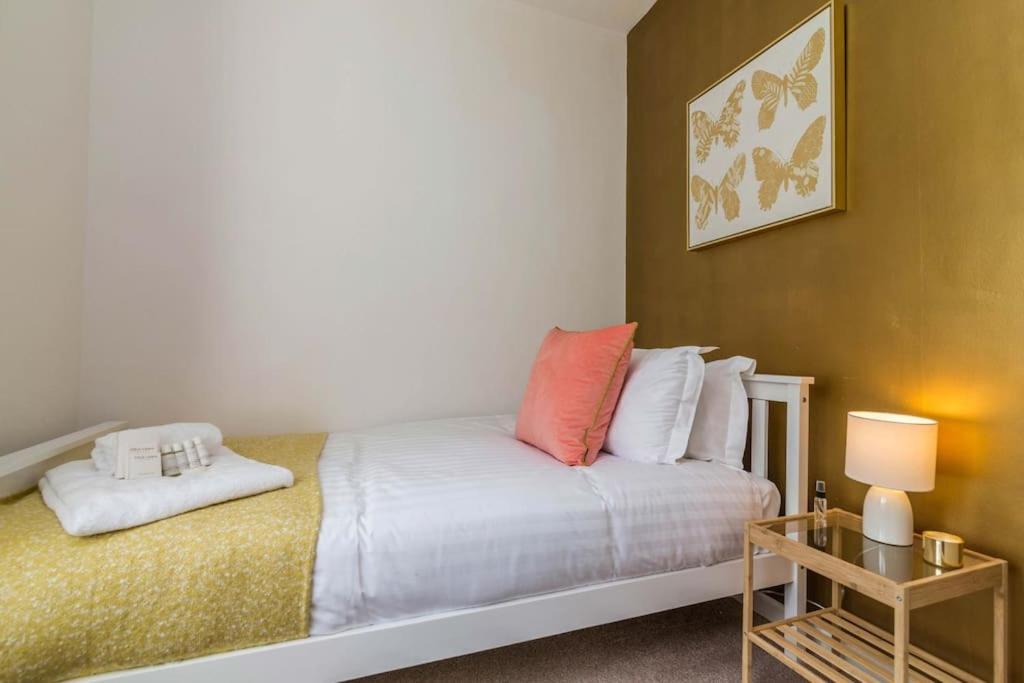 Lovely Home With Four Bedrooms And Private Garden And Parking, Close To Nottingham City Centre Buitenkant foto