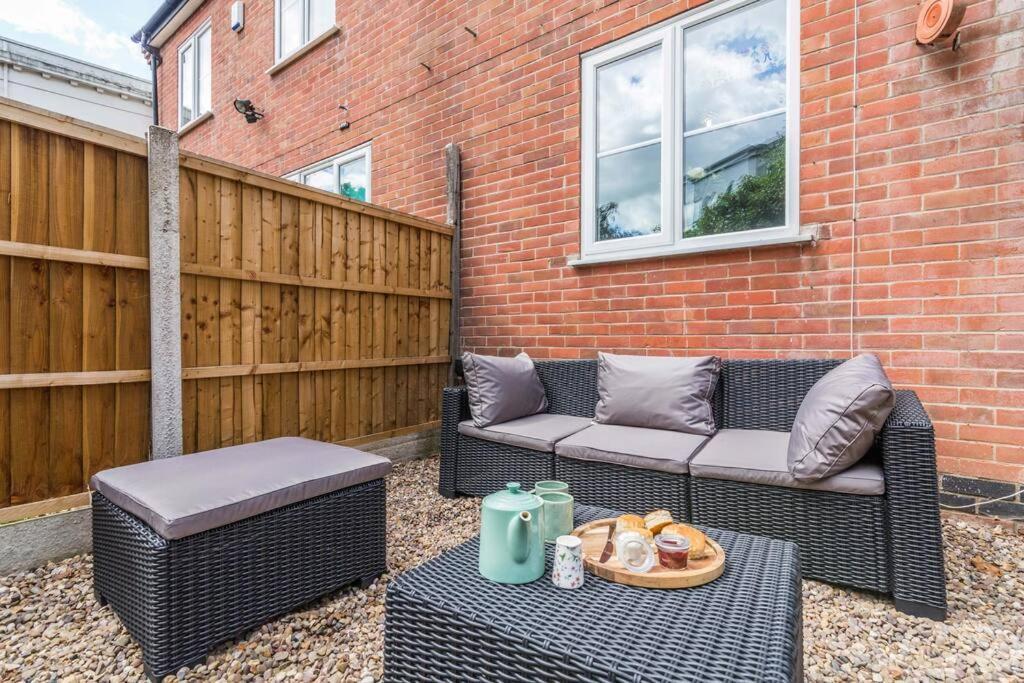 Lovely Home With Four Bedrooms And Private Garden And Parking, Close To Nottingham City Centre Buitenkant foto
