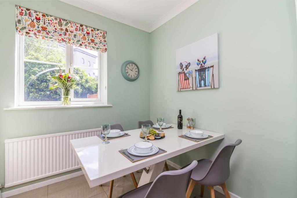 Lovely Home With Four Bedrooms And Private Garden And Parking, Close To Nottingham City Centre Buitenkant foto