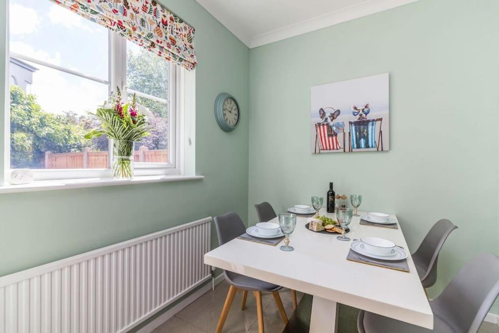 Lovely Home With Four Bedrooms And Private Garden And Parking, Close To Nottingham City Centre Buitenkant foto