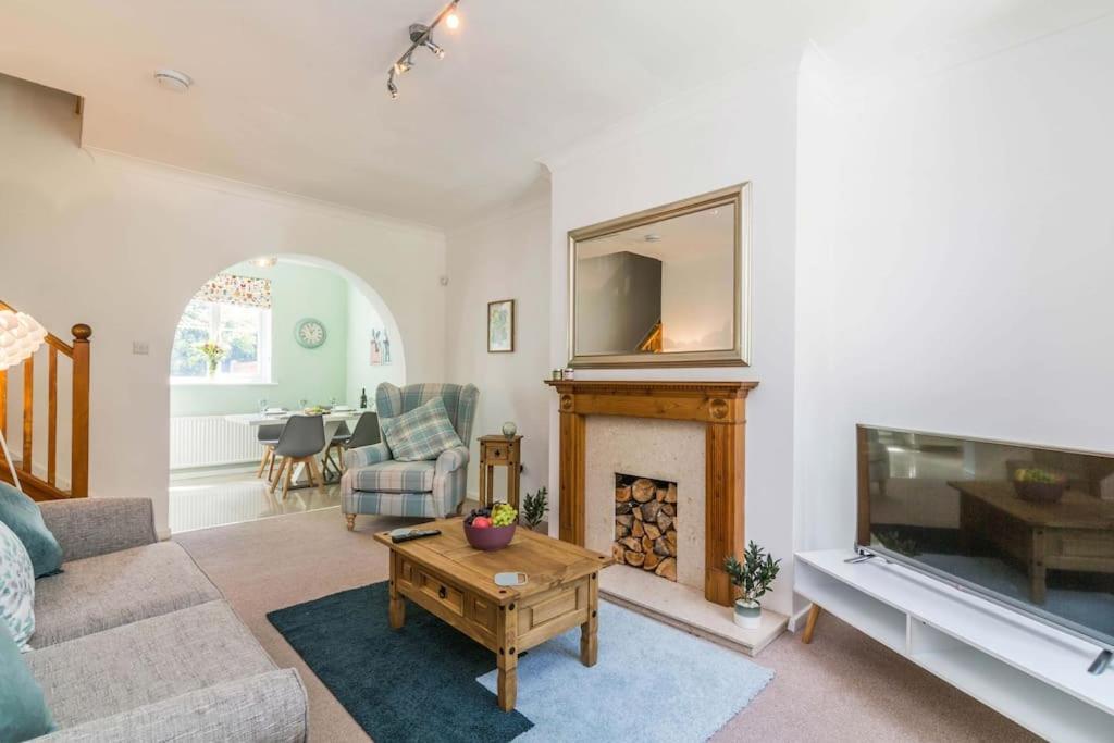 Lovely Home With Four Bedrooms And Private Garden And Parking, Close To Nottingham City Centre Buitenkant foto