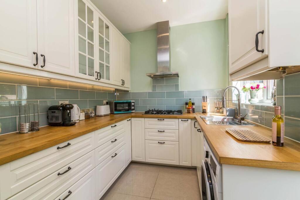 Lovely Home With Four Bedrooms And Private Garden And Parking, Close To Nottingham City Centre Buitenkant foto