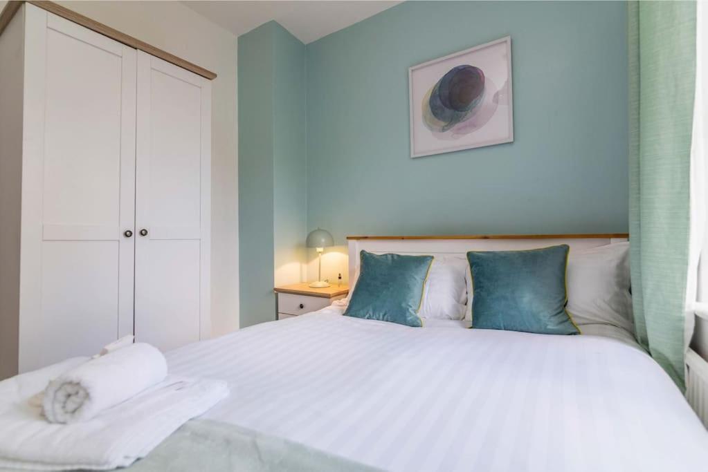 Lovely Home With Four Bedrooms And Private Garden And Parking, Close To Nottingham City Centre Buitenkant foto