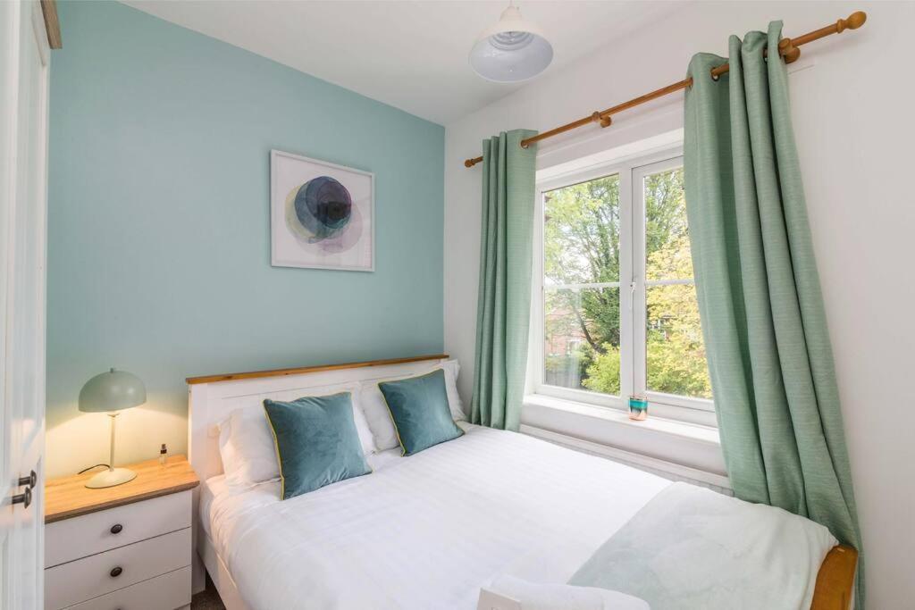 Lovely Home With Four Bedrooms And Private Garden And Parking, Close To Nottingham City Centre Buitenkant foto
